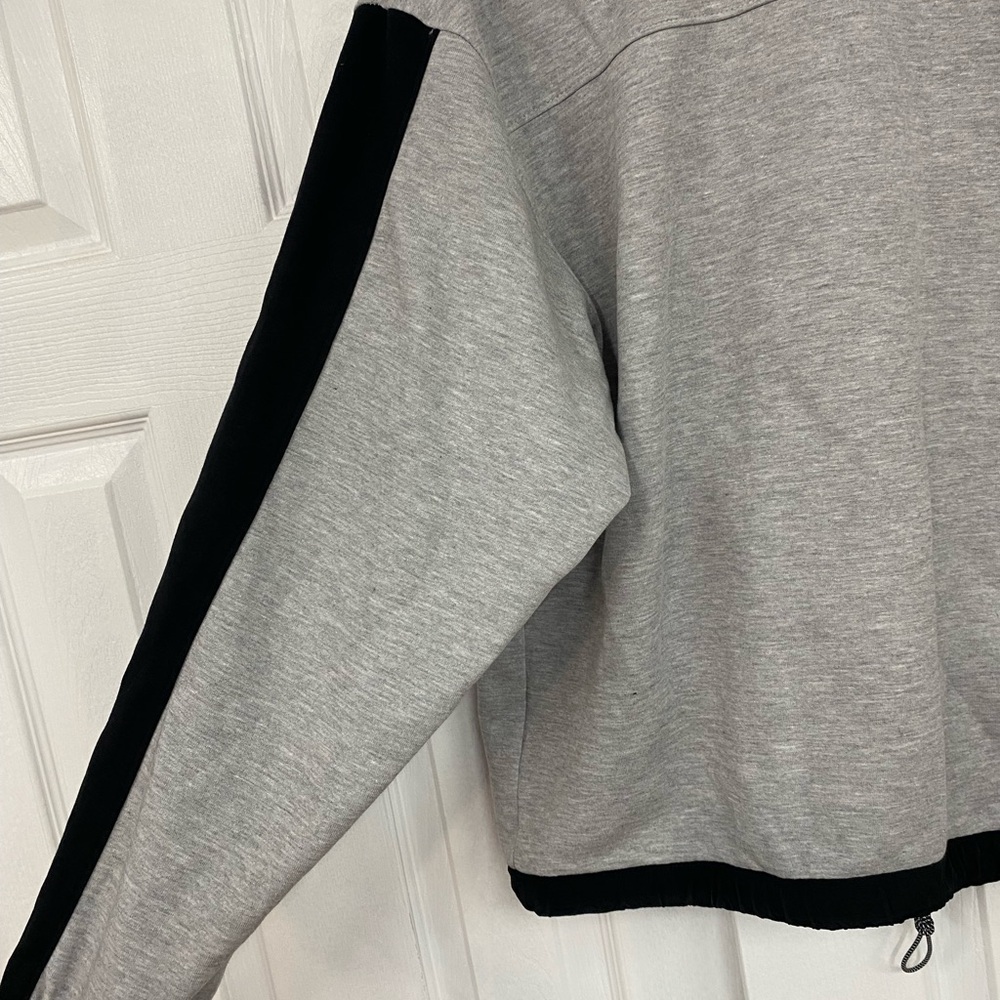 The North Face Women's Zip-Up Gray and Black Sweater - Picture 11 of 11